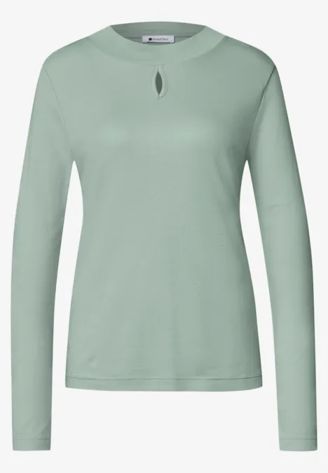 Grüner Langarm-Pullover mit schmalem Schnitt und kleinem Tropfenausschnitt am Rundhalsausschnitt.