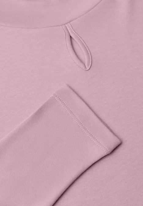 Rosa Langarmshirt mit kleinem Tropfenausschnitt am Kragen