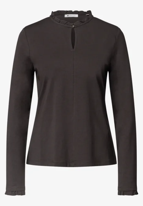 Dunkles Langarmshirt mit femininem Rüschenkragen, kleinem Brustschlitz und feinen Rüschen an Ärmeln und Bund.