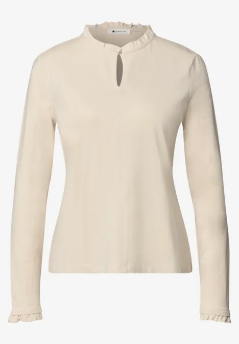 Basic Shirt mit Rüschen und Cut-Out-Detail pure beige Beige Damenlangarmshirt mit Stehkragen, kleinem Ausschnitt-Schlitz und feinen Rüschen an Ärmelbündchen und Kragen