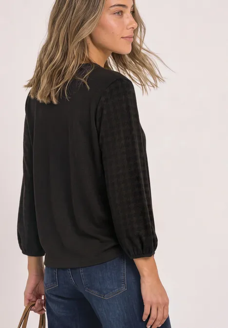 Shirt mit Rundhals und Strukturärmeln black coffee Frau von hinten in schwarzer Bluse mit gemusterten Ärmeln und Jeans