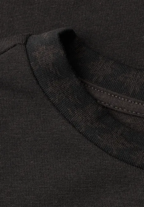 Shirt mit Rundhals und Strukturärmeln black coffee Nahaufnahme des Kragens und der Stoffstruktur eines dunklen T-Shirts.