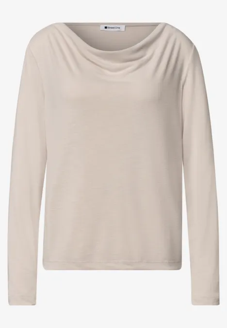 Beige Langarmshirt mit drapiertem Wasserfallkragen.
