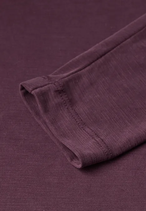 Nahaufnahme eines violetten Ärmels aus weichem Stoff mit sichtbarer Naht.