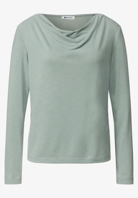 Hellgrünes Langarmshirt mit locker fallendem Wasserfallausschnitt.