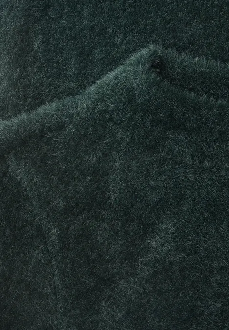 Koszulka z rękawami 3/4 i golfem stormy green Zbliżenie na puchaty, ciemnozielony sweter z miękkiego, puszystego materiału.