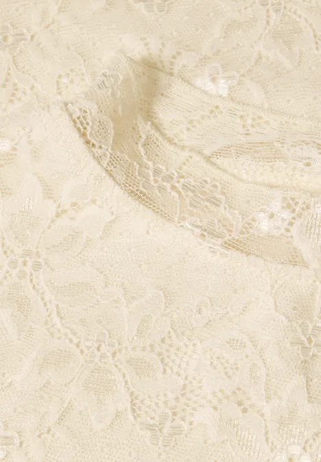Feine cremefarbene Spitze mit floralen Mustern und zarter, transparenter Struktur.