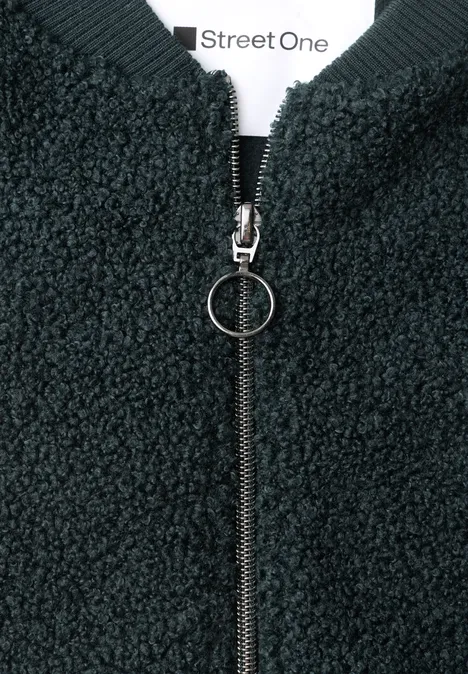 Dunkelgrüne Teddy-Fleecejacke mit rundem Reißverschlussanhänger von Street One.