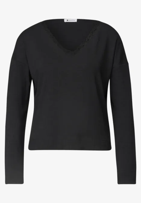 Schwarzer, langärmliger Damenpullover mit V-Ausschnitt und feinem Rippstrick am Saum.
