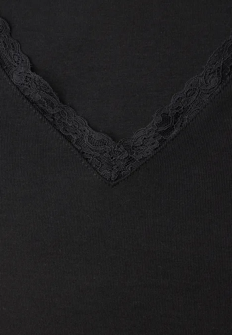 Schwarzes Top aus feinem Stoff, V-Ausschnitt mit Spitzenbesatz.