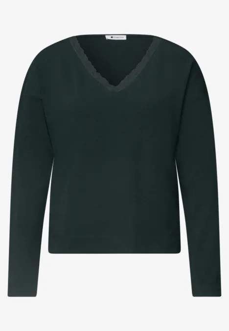 Dunkelgrüner V-Ausschnitt-Pullover mit langen Ärmeln, schlichte Strickoptik.
