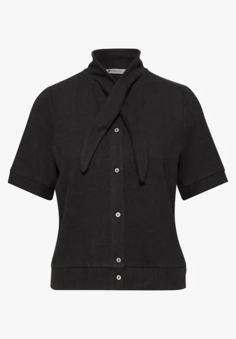 Kurzarm Jacke mit Schalkragen black coffee mel. Schwarze Strickbluse mit kurzen Ärmeln, Knopfleiste und angenähter Bändchenschleife am Kragen.