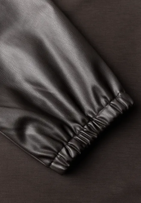 Shirt mit 3/4-Ärmeln in Leder-Optik black coffee Nahaufnahme eines schwarzen, lederähnlichen Ärmels mit elastischem Bündchen.