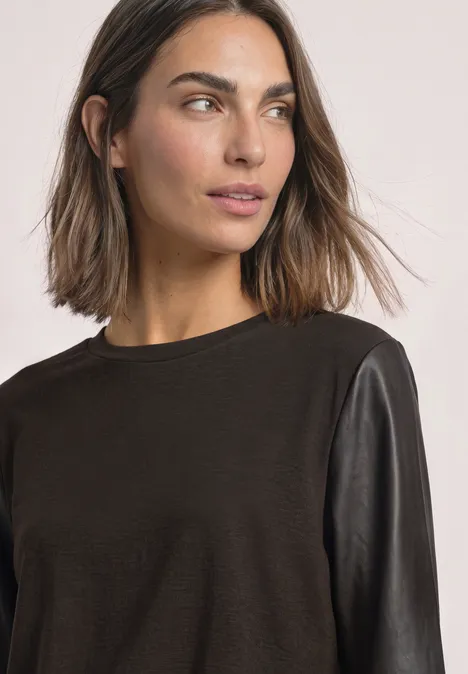 Shirt mit 3/4-Ärmeln in Leder-Optik black coffee Frau mit schwarzem Oberteil und Lederärmeln blickt seitlich