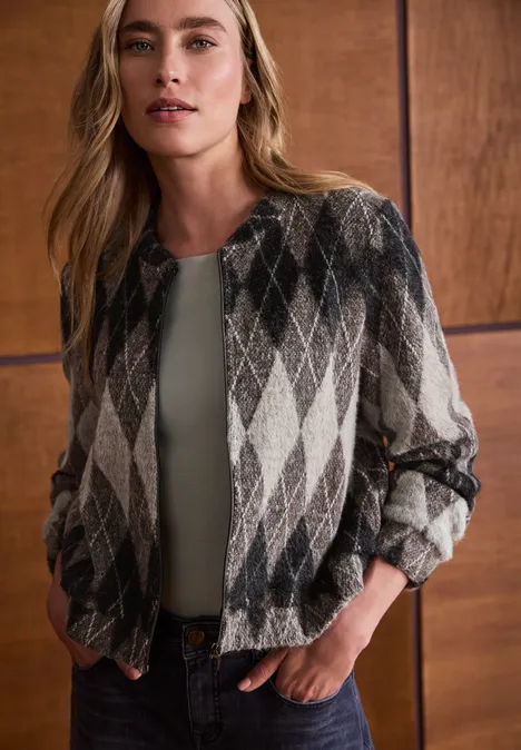 Langarm Blouson mit Karomuster black coffee Modische Frau mit langem Haar in argyle-musterter Jacke vor Holzpaneel-Hintergrund.