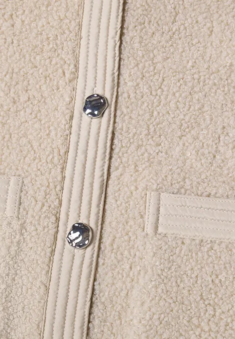 Teddyjasje met structuurdetails clay sand Beige teddy-fleece trui met drukknopen en borstzak