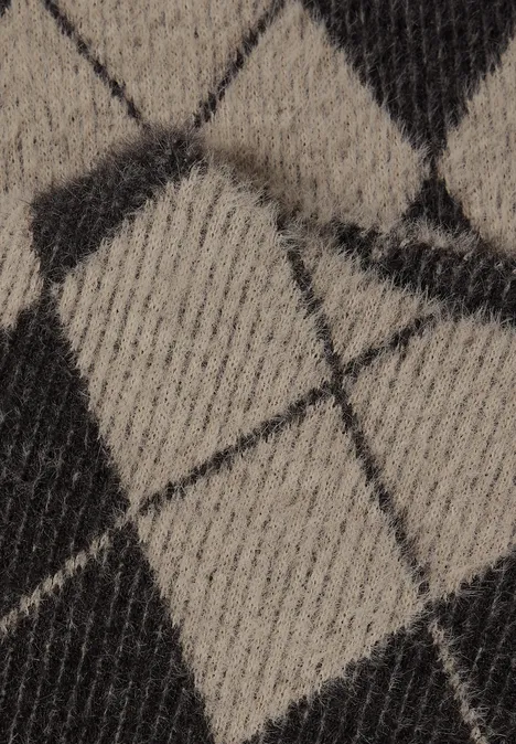 Langarm Shirt mit Turtle Neck und Muster clay sand Nahaufnahme eines Strickstoffs mit schwarz-beigem Rautenmuster.