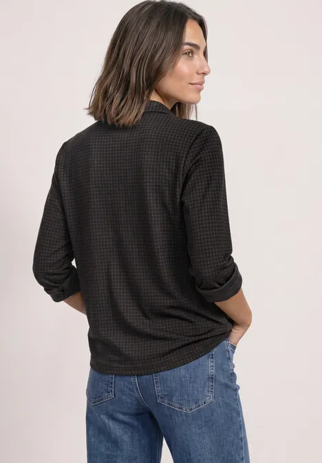 Jersey-Shirt met lange mouwen in blouse-stijl black coffee Frau von hinten in dunkelgemustertem Langarmshirt und blauen Jeans, schulterlanges Haar.