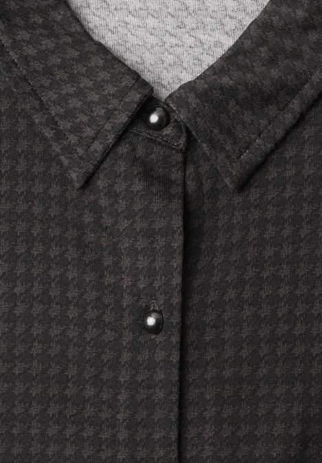 Jersey-Shirt met lange mouwen in blouse-stijl black coffee Nahaufnahme eines dunkelbraun-schwarzen Hahnentritt-Hemdkollars mit Knopfverschluss.