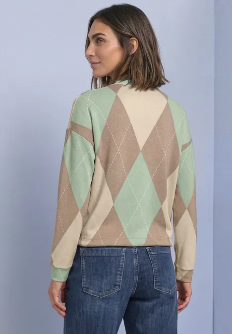 Langarm Shirt mit Turtle Neck und Muster eucalyptus green Rückansicht einer Frau mit kurzem braunem Haar, die einen Pullover mit Pastell-Rautenmustern trägt.