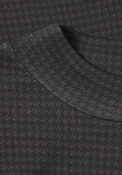 3/4-Arm Shirt mit Turtle Neck und Print black coffee Nahaufnahme eines Hahnentritt-Musters in Braun- und Schwarztönen auf Stoff mit abgerundeter Nahttasche.