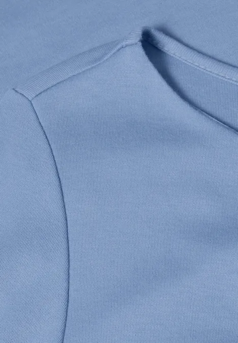 Basic Shirt mit U-Boot-Ausschnitt northern blue Nahaufnahme eines hellblauen T-Shirts oder Oberteils mit erkennbarer Schulternaht.