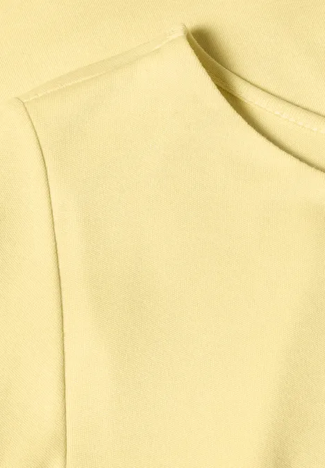 Basic Shirt mit U-Boot-Ausschnitt sunbeam yellow Schulterbereich und Rundhalsausschnitt eines hellgelben Shirts aus glattem Stoff