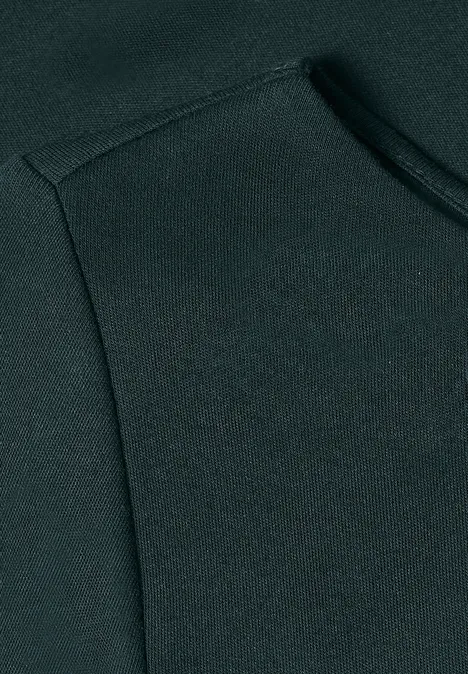 Nahaufnahme einer dunklen Kapuzenpullover-Tasche mit Naht und matter, glatter Oberfläche.