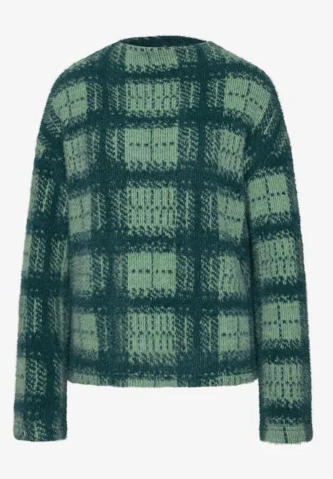 Flauschiger Pullover in Grüntönen mit großem Karomuster.