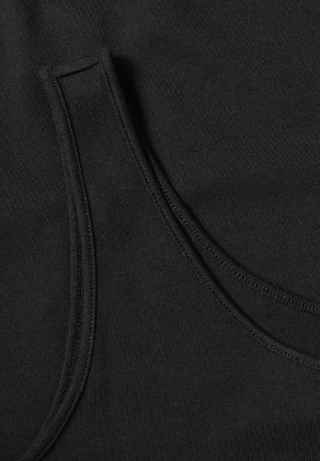 Schwarzes Tanktop aus glattem Stoff, Detailaufnahme der Schulterpartie mit Rundhalsausschnitt.