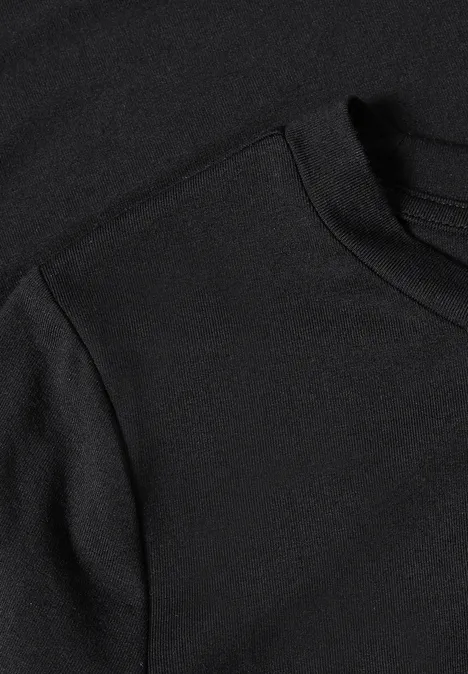Zbliżenie czarnego T-shirtu z widocznym szwem na ramieniu i dekoltem.
