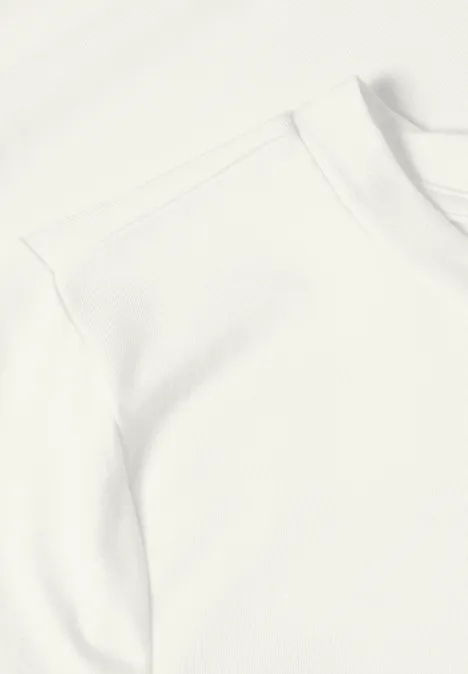Schlichtes weißes T-Shirt, kurze Ärmel und schlichte Schulterpartie.