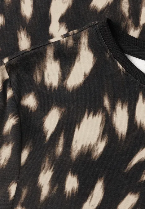 Langarm Shirt mit Rundhals und Rehmuster Black Schwarz-beige Stoff mit abstraktem Tupfenmuster, Teil eines Kleidungsstücks.