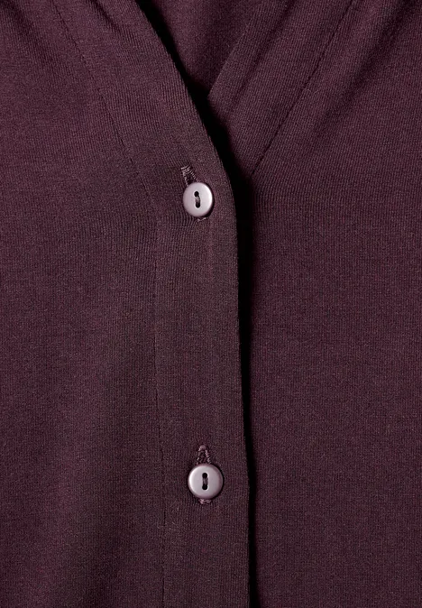 Langarm Shirt im Blusen-Look berry plum Nahaufnahme eines dunkellila Cardigans mit zwei Knöpfen.