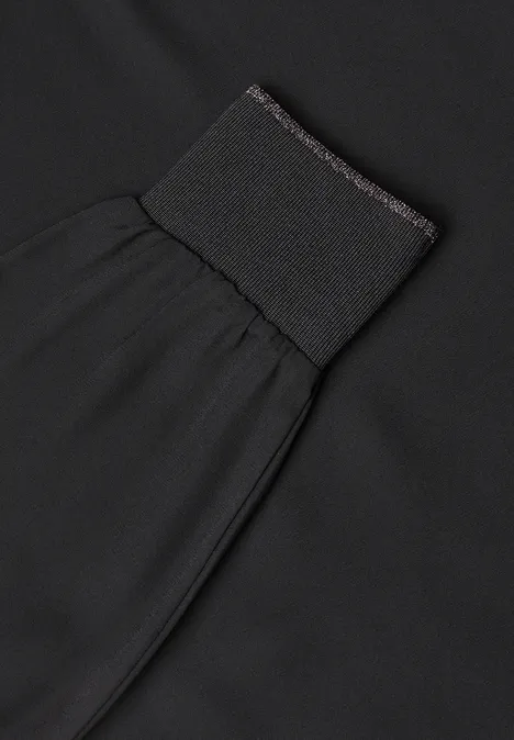 2-in-1 Sirt aus Chiffon mit Boat Neck Black Schwarzer Ärmel mit breitem elastischem Strickbündchen.