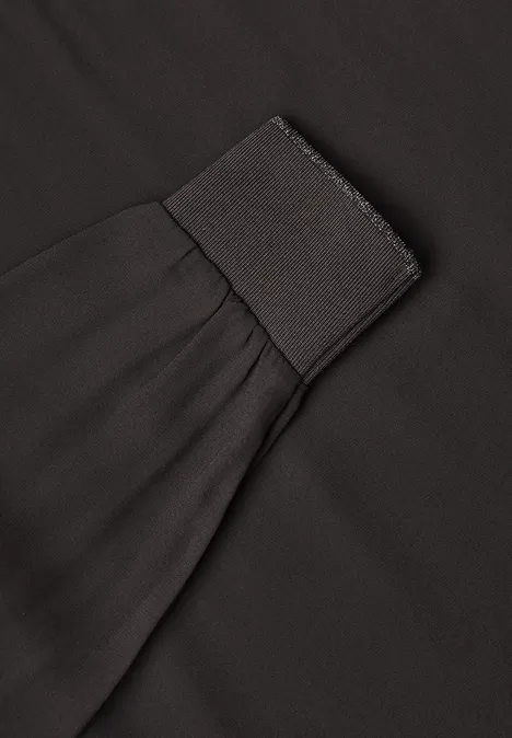 2-in-1 Shirt aus Chiffon mit Boat Neck black coffee Nahaufnahme eines schwarzen Ärmels mit elastischem Bündchen und feinen Falten.