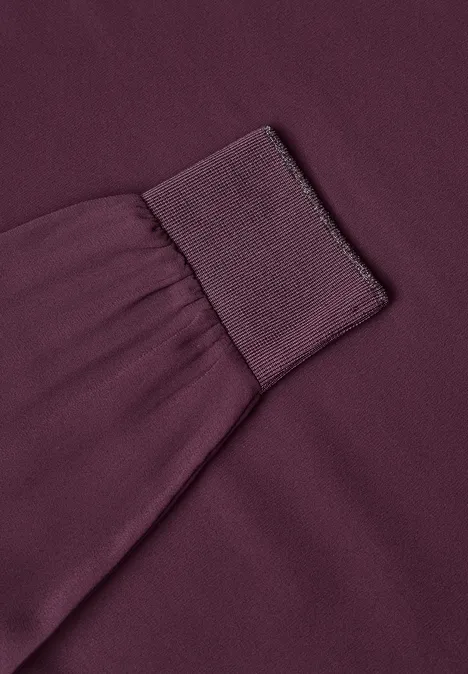 2-in-1 Sirt aus Chiffon mit Boat Neck berry maroon Nahaufnahme eines violetten Kleidungsstücks mit elastischer Bündchennaht