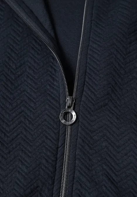 Leichte Sweatjacke mit Struktur und Zipper darkest blue Nahaufnahme eines dunkelblauen Fischgrätstoffs mit Reißverschluss und rundem Zipperanhänger.