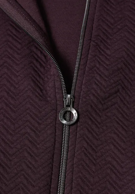 Leichte Sweatjacke mit Struktur und Zipper berry plum Nahaufnahme eines dunkelroten Reißverschlusses auf Fischgrätstoff mit silbernem Zieher.