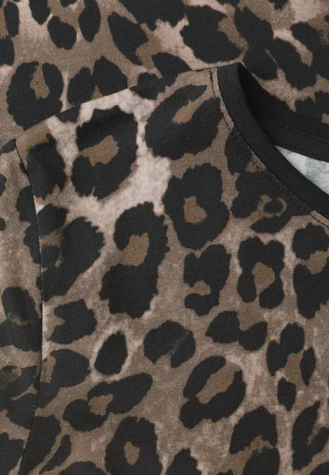 Langarm Shirt mit Rundhals und Leo-Muster Black Oberteil mit braunem Leopardenmuster.