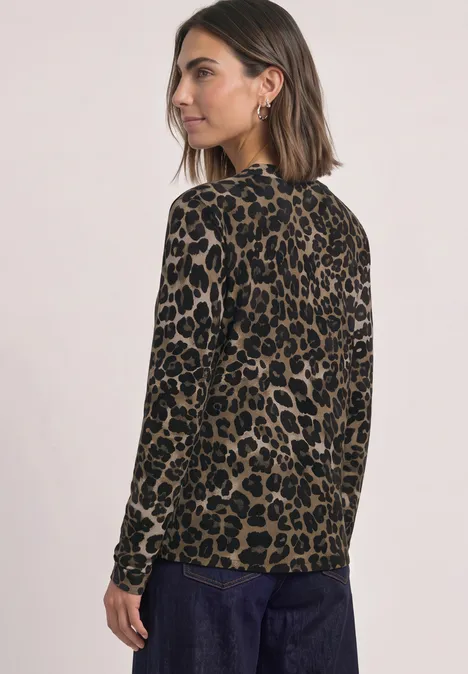 Langarm Shirt im Blusen-Look mit Leo-Muster Black Seitlich abgewandte Frau in langärmligem Leopardenoberteil und dunklen Hosen
