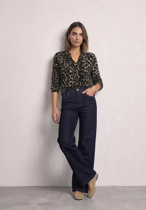 Langarm Shirt im Blusen-Look mit Leo-Muster Black Frau trägt Leo-Bluse mit 3/4-Ärmeln, hoch taillierte weite Jeans und Espadrilles.
