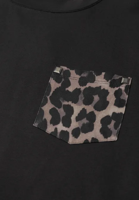 Zwart T-shirt met borstzak in beige-zwarte luipaardprint.