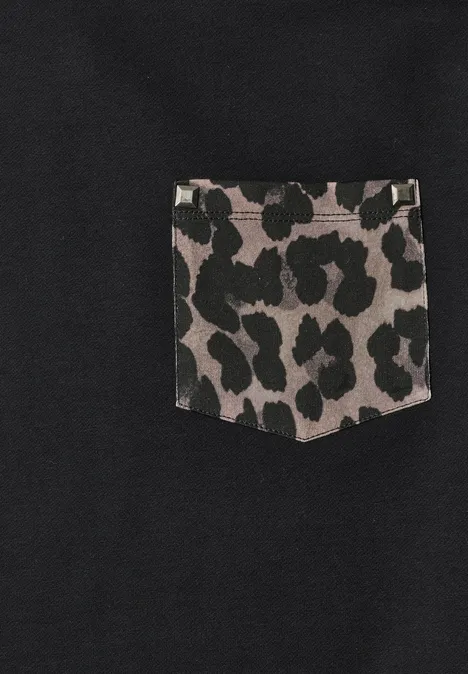 Langarm Shirt mit Leo-Details Black Schwarzes Gewebe mit einer aufgenähten Tasche im grauen Leopardenmuster.