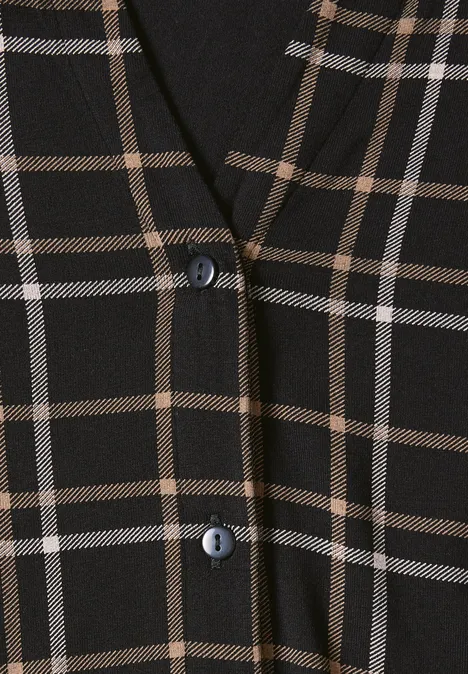 Langarm Shirt im Blusen-Look mit Karomuster Black Schwarzer Stoff mit kariertem Muster in Beige und unauffälligen Knöpfen.