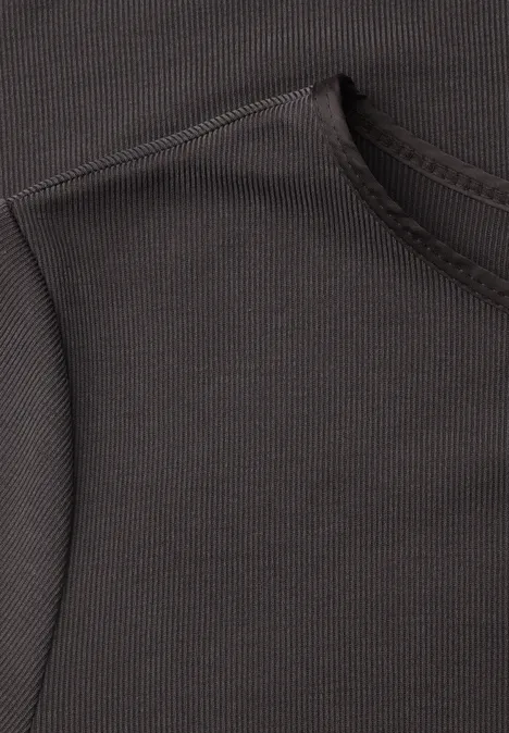 Shirt met lange mouwen, ronde hals en satijndetail black coffee Close-up van donkergrijs textiel met een geïntegreerde zak en zichtbare naden