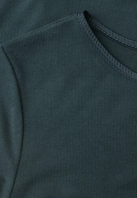 Shirt met lange mouwen, ronde hals en satijndetail stormy green Close-up van een donkergroene, fijngeribbelde T-shirt met ronde hals.