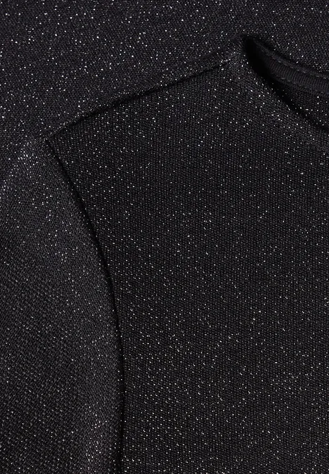 Shirt met lange mouwen, boothals en glitters Black Nahaufnahme eines schwarzen Stoffes mit feinem Glitzereffekt und dezenter Naht.
