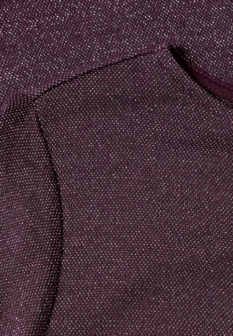 Langarm Shirt mit Boat Neck und Glitzer berry plum Nahaufnahme eines weinroten Strickstoffs mit bunten Sprenkeln und abgerundeter Naht.