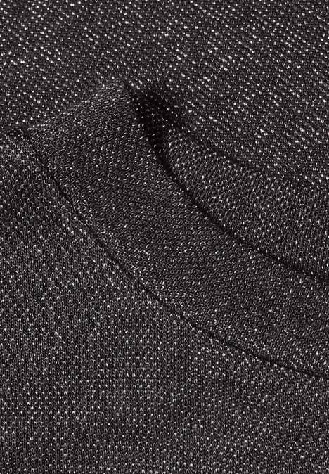 Top met col en glitters black coffee Close-up van een zwart gemêleerd textiel met zichtbare naad, vermoedelijk de halslijn van een T-shirt.